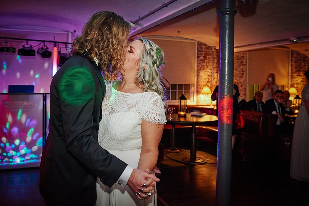 Image by <a class="text-p3" href="https://weddingsbysallyrose.com" target="_blank">Weddings by Sally Rose</a>.