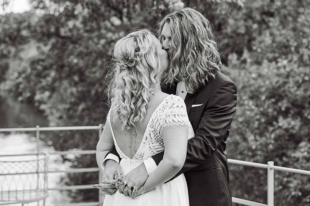 Image by <a class="text-p3" href="https://weddingsbysallyrose.com" target="_blank">Weddings by Sally Rose</a>.