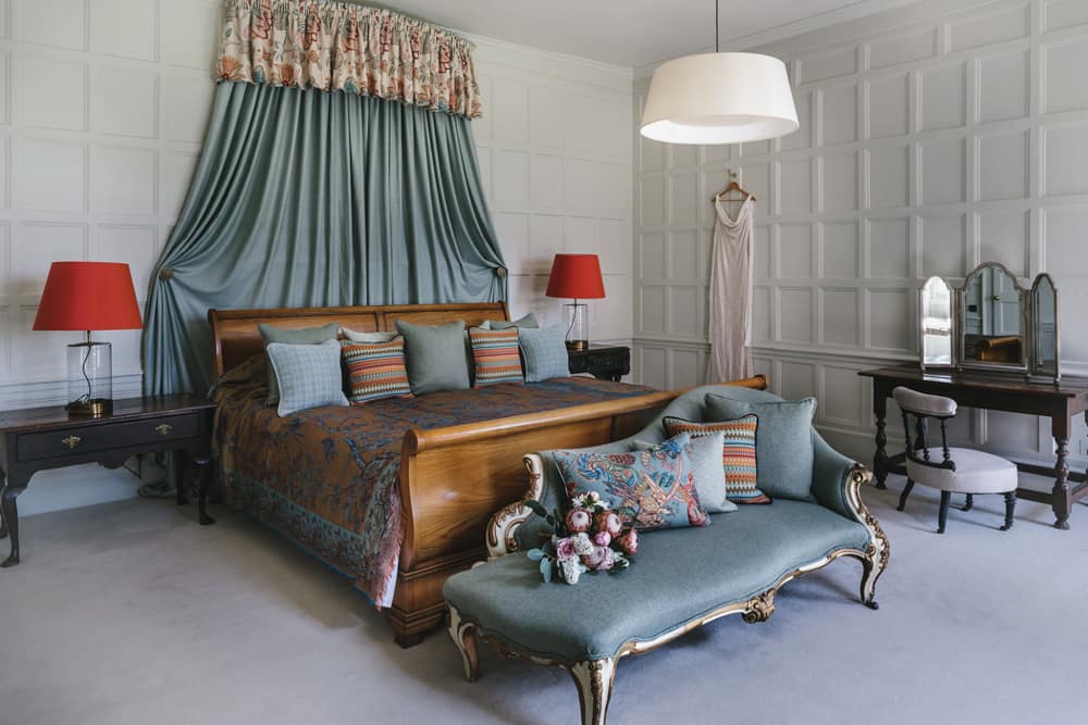 Image by <a class="text-p3" href="http://brettcharlesphotography.co.uk" target="_blank">Brett Charles Photography</a> | Venue <a class="text-p3" href="https://cocoweddingvenues.co.uk/coco_listing/elmore-court/" target="_blank">Elmore Court</a>.