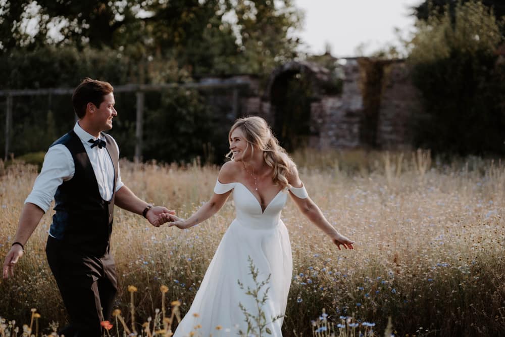 Image by <a class="text-p3" href="https://emilyjayneweddings.co.uk" target="_blank">Emily Jayne Weddings</a>.