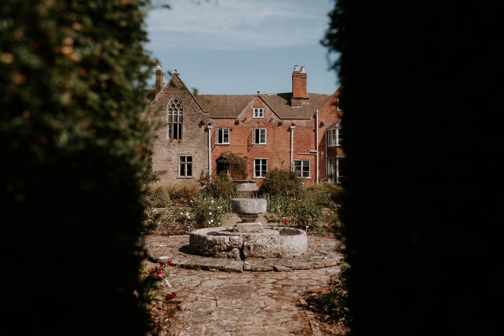 Image by <a class="text-p3" href="https://emilyjayneweddings.co.uk" target="_blank">Emily Jayne Weddings</a>.