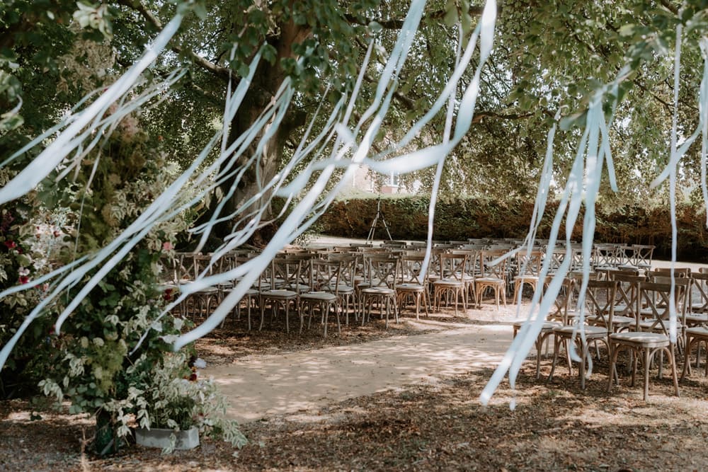 Image by <a class="text-p3" href="https://emilyjayneweddings.co.uk" target="_blank">Emily Jayne Weddings</a>.