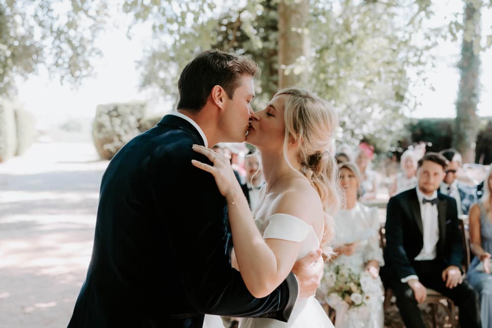 Image by <a class="text-p3" href="https://emilyjayneweddings.co.uk" target="_blank">Emily Jayne Weddings</a>.