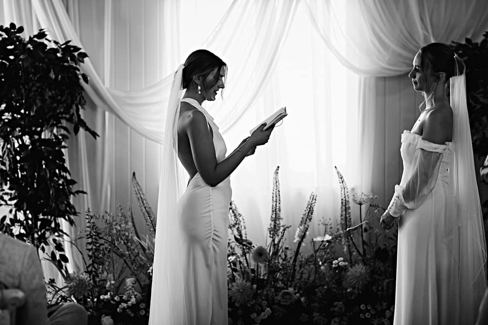 Image by <a class="text-p3" href="https://www.leoweddings.com" target="_blank">Leo Weddings</a>.