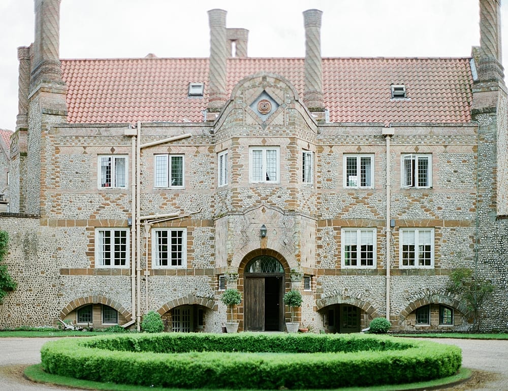 Image by <a class="text-p3" href="http://juliemichaelsen.com" target="_blank">Julie Michaelsen Photography</a> | Planning by <a class="text-p3" href="https://www.vanillaroseweddings.co.uk" target="_blank">Vanilla Rose Weddings</a>.