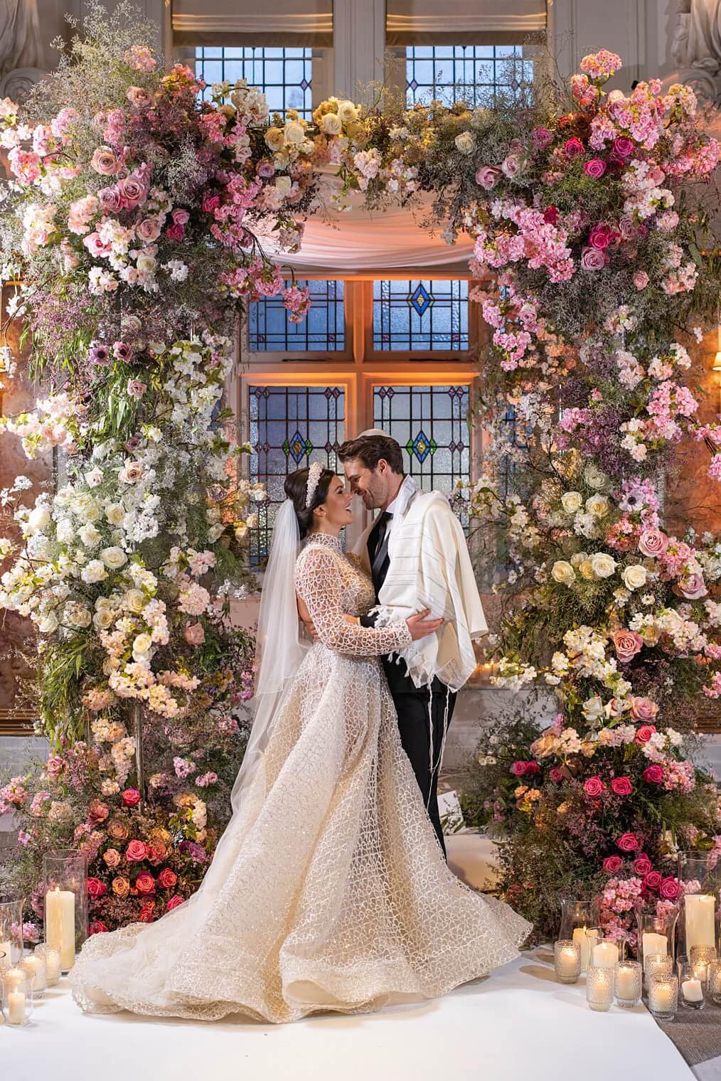 Image by <a class="text-p3" href="http://www.johnnassari.co.uk" target="_blank">John Nassari</a> | Flowers by <a class="text-p3" href="https://www.hayfordandrhodes.co.uk" target="_blank">Hayford & Rhodes</a>.