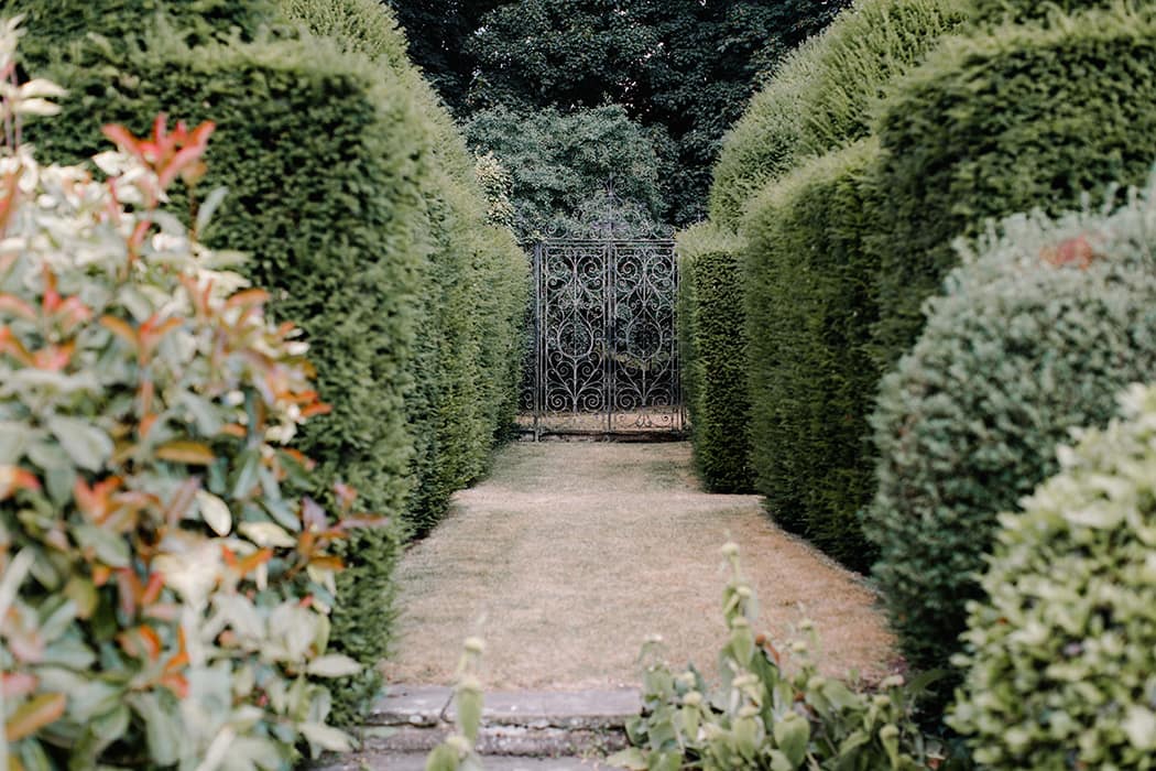 Image by <a class="text-p3" href="http://www.rebeccagoddardphotography.com" target="_blank">Rebecca Goddard Photography</a> | Planning <a class="text-p3" href="http://www.katrinaotterweddings.co.uk" target="_blank">Katrina Otter Weddings</a>.