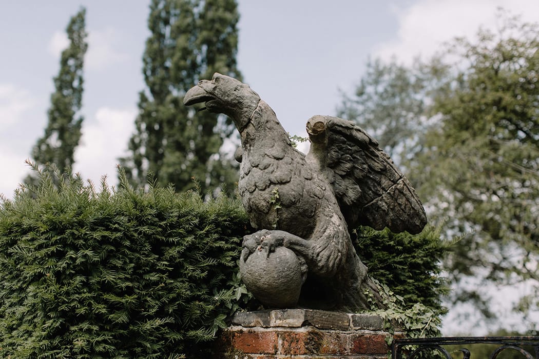 Image by <a class="text-p3" href="http://www.rebeccagoddardphotography.com" target="_blank">Rebecca Goddard Photography</a> | Planning <a class="text-p3" href="http://www.katrinaotterweddings.co.uk" target="_blank">Katrina Otter Weddings</a>.