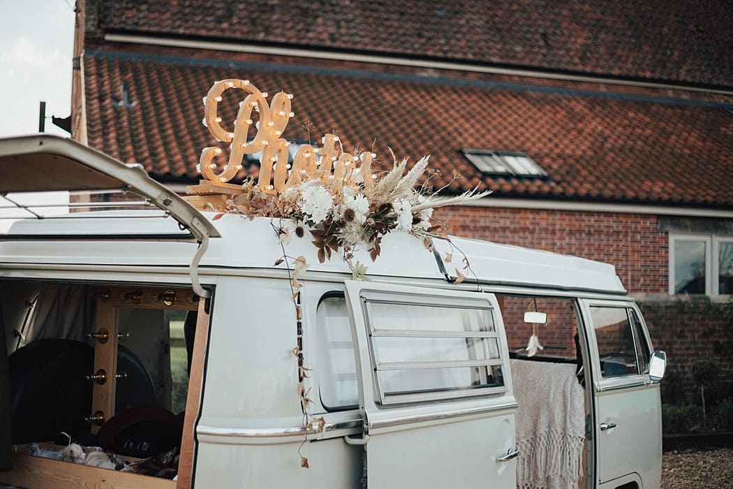 Image by <a class="text-p3" href="https://www.the-wild-bride.com" target="_blank">The Wild Bride</a>.