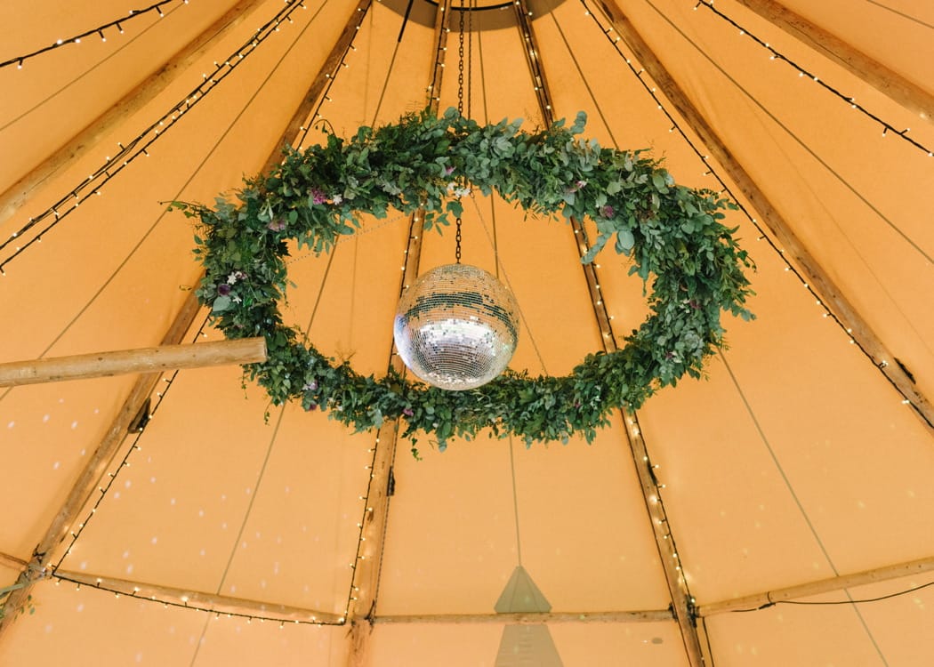 Image by <a class="text-p3" href="http://www.hannahduffy.com" target="_blank">Hannah Duffy Photography</a> |  Planning by <a class="text-p3" href="http://www.katrinaotterweddings.co.uk" target="_blank">Katrina Otter Weddings</a>.