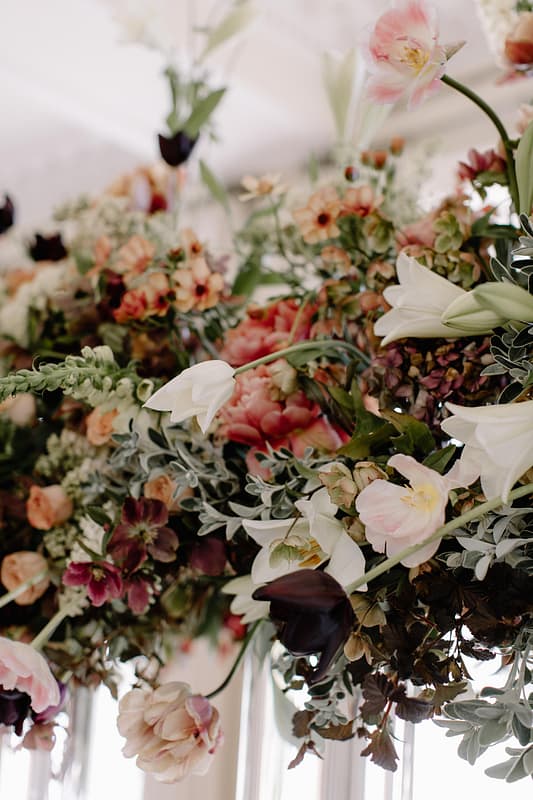 Image by <a class="text-taupe-100" href="http://www.rebeccagoddardphotography.com" target="_blank">Rebecca Goddard Photography</a> | Flowers by <a class="text-taupe-100" href="http://jayarcherfloraldesign.com" target="_blank">Jay Archer Floral Design</a>.