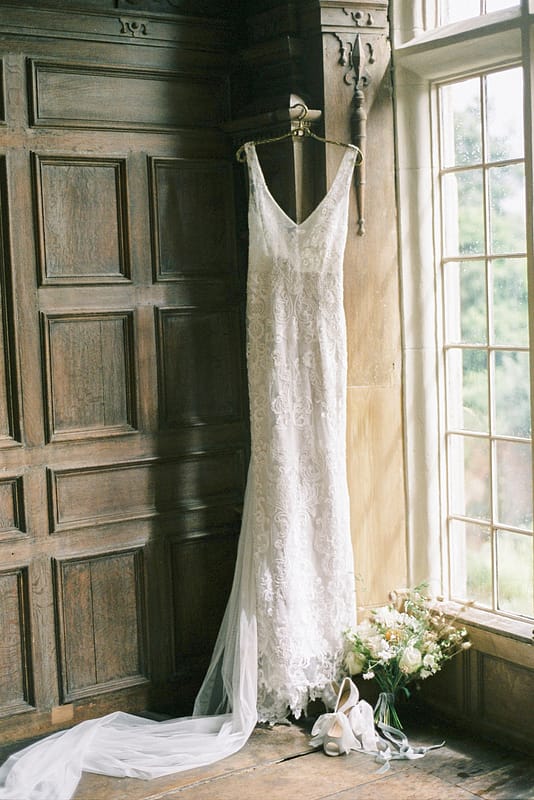 Image by <a class="text-taupe-100" href="http://www.emmapilkingtonweddings.co.uk" target="_blank">Emma Pilkington</a>.