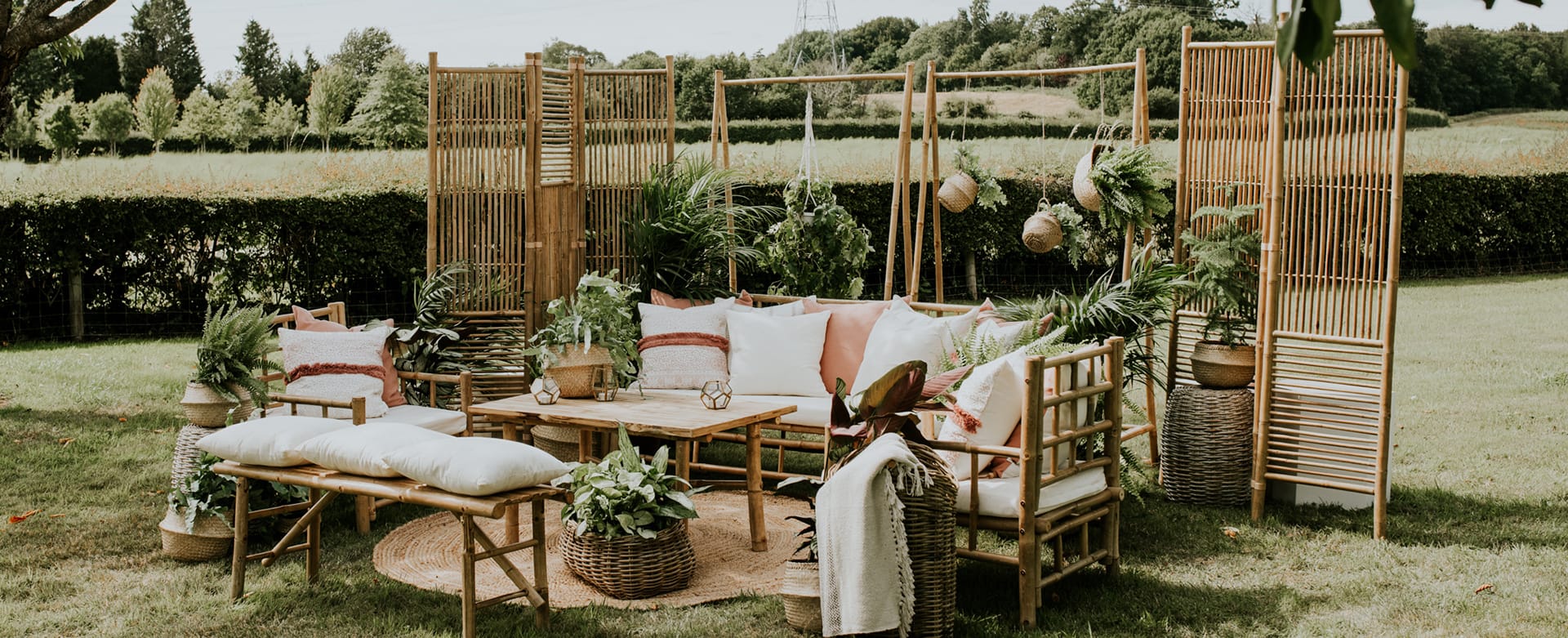 How to Create the Perfect Outdoor Wedding Lounge